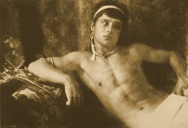 Studie van een liggende jongen met sieraden, ca. 1899